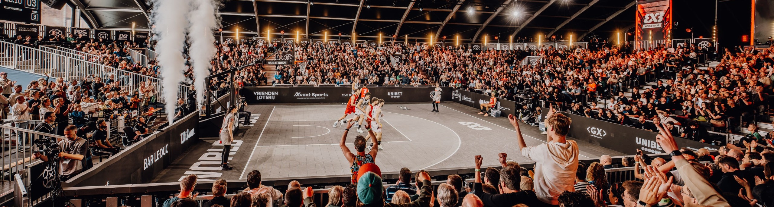Een sportwedstrijd met veel publiek in een stadion