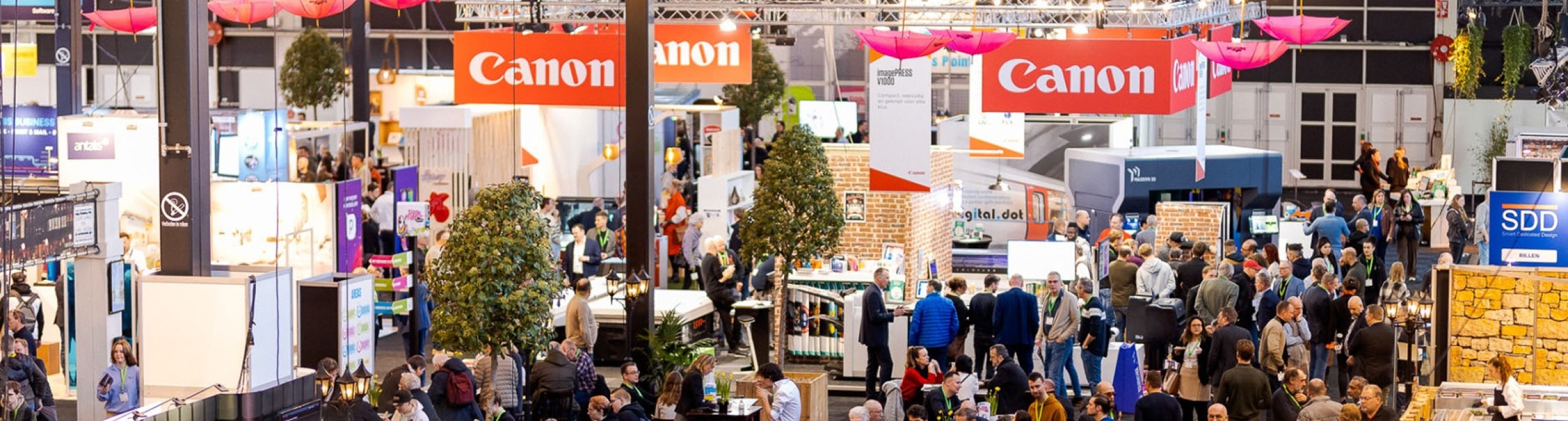 Beurs met diverse stands en bezoekers