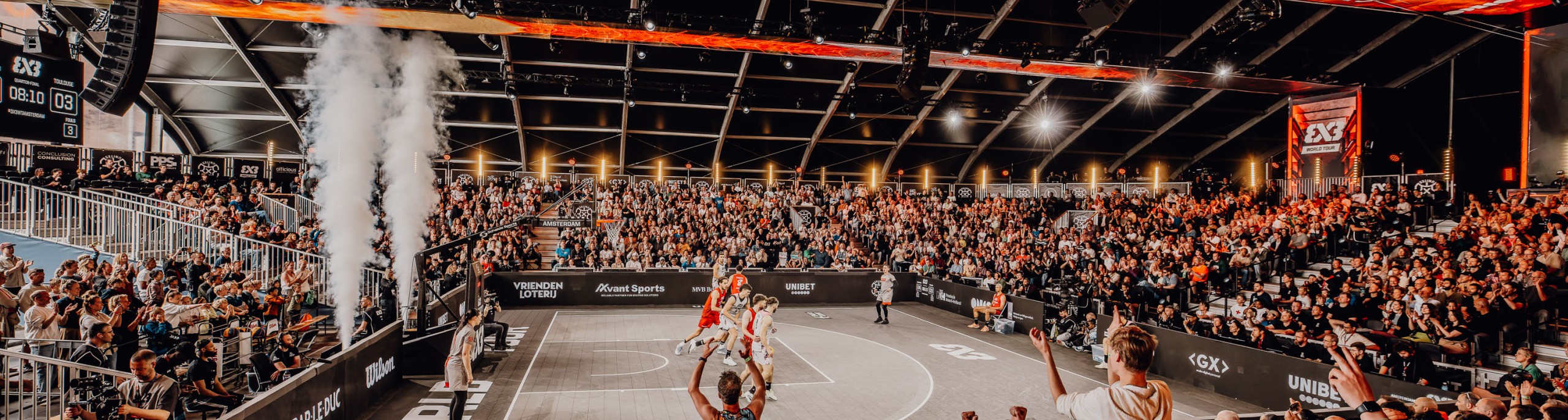 Een sportwedstrijd met veel publiek in een stadion