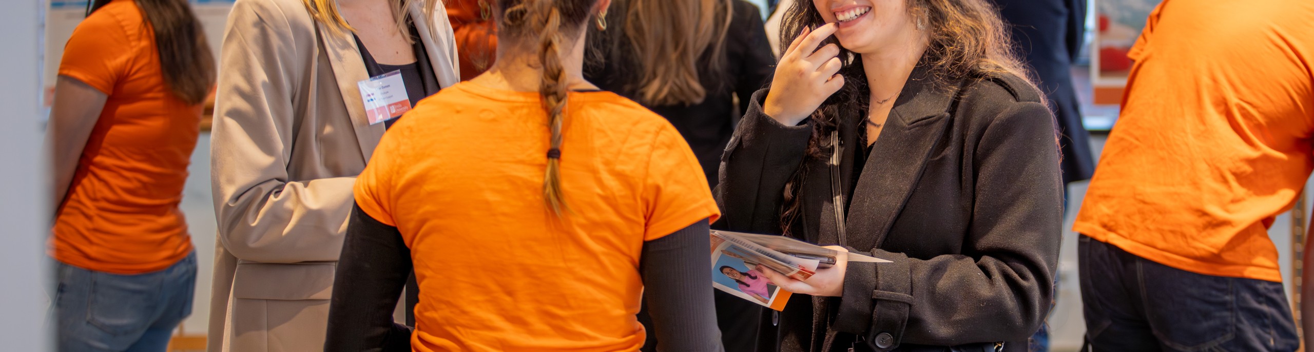 Bezoekers op de open dag in gesprek met studenten van BUas