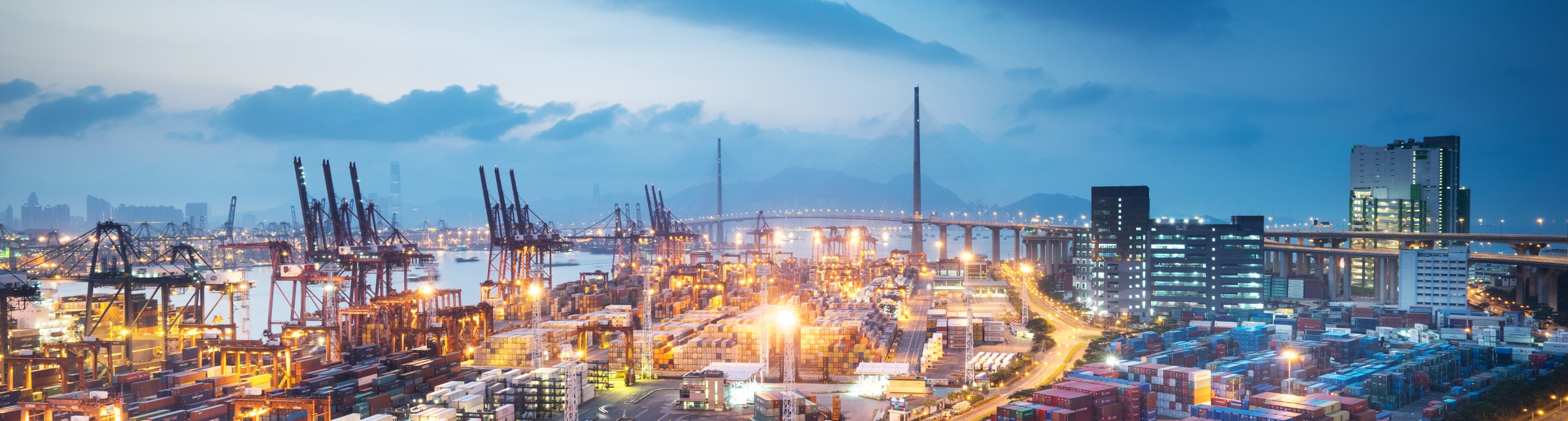 Een grote haven in de schemering