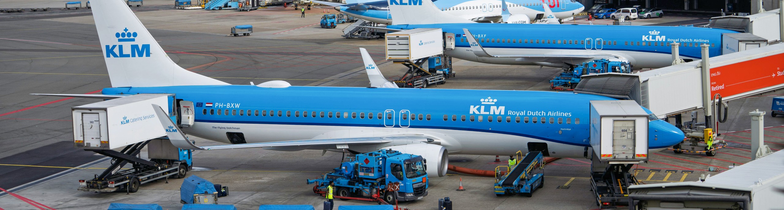 Vliegtuigen van KLM aan de grond op een luchthaven.