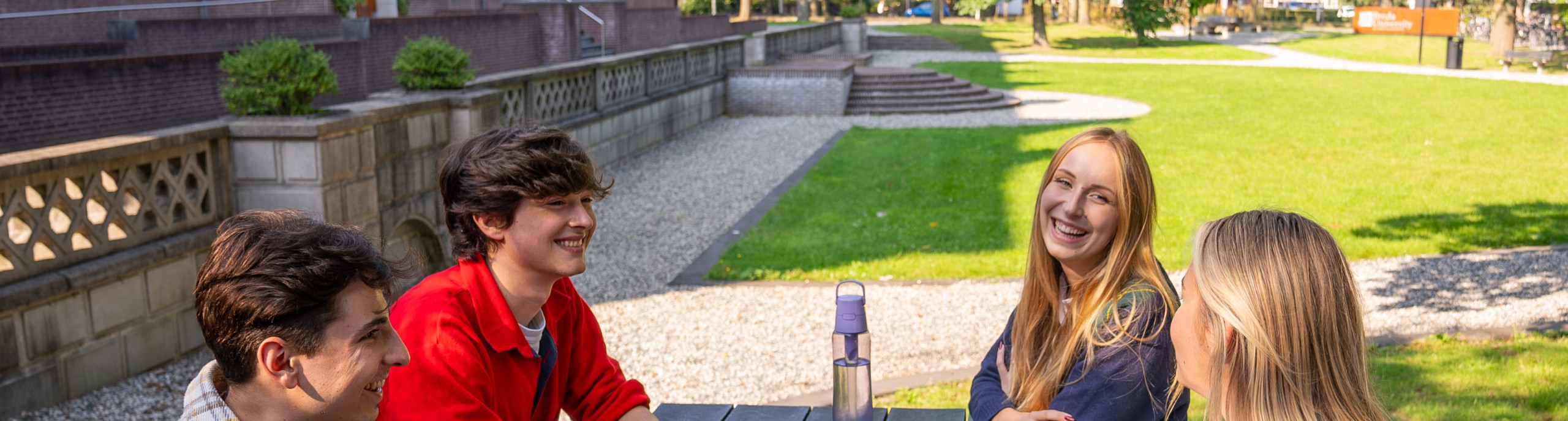 Studenten met elkaar in gesprek