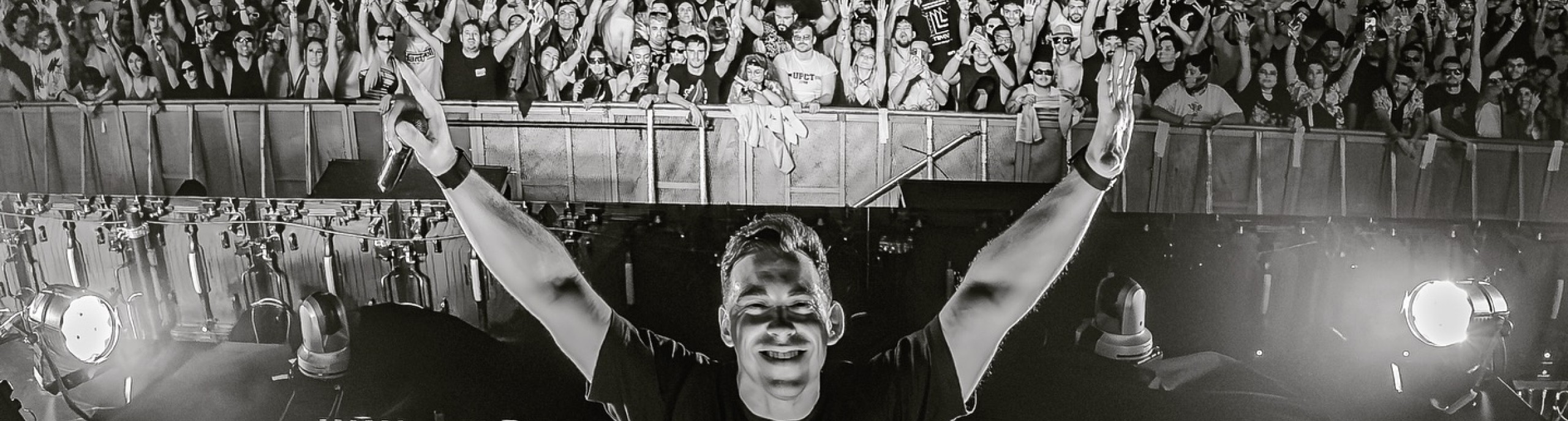 Selfie van een artiest met zijn publiek op een festival 