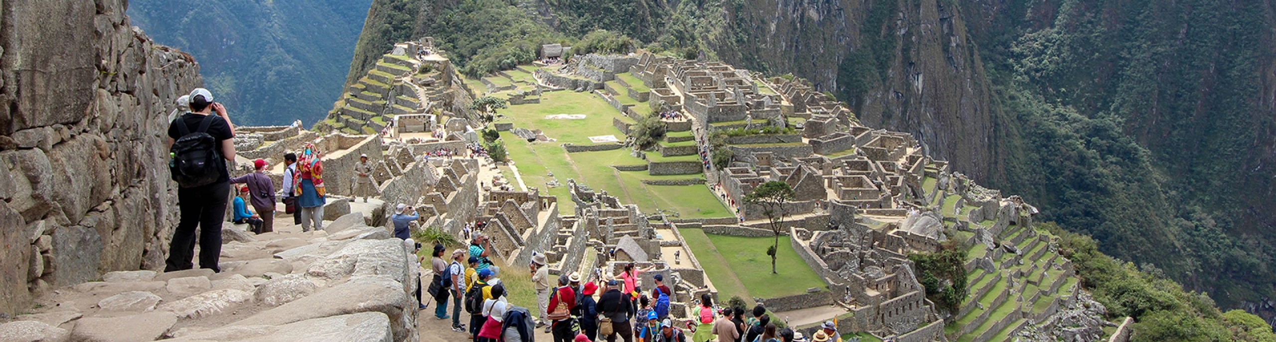 Een groep toeristen bezoekt ruines in de bergen