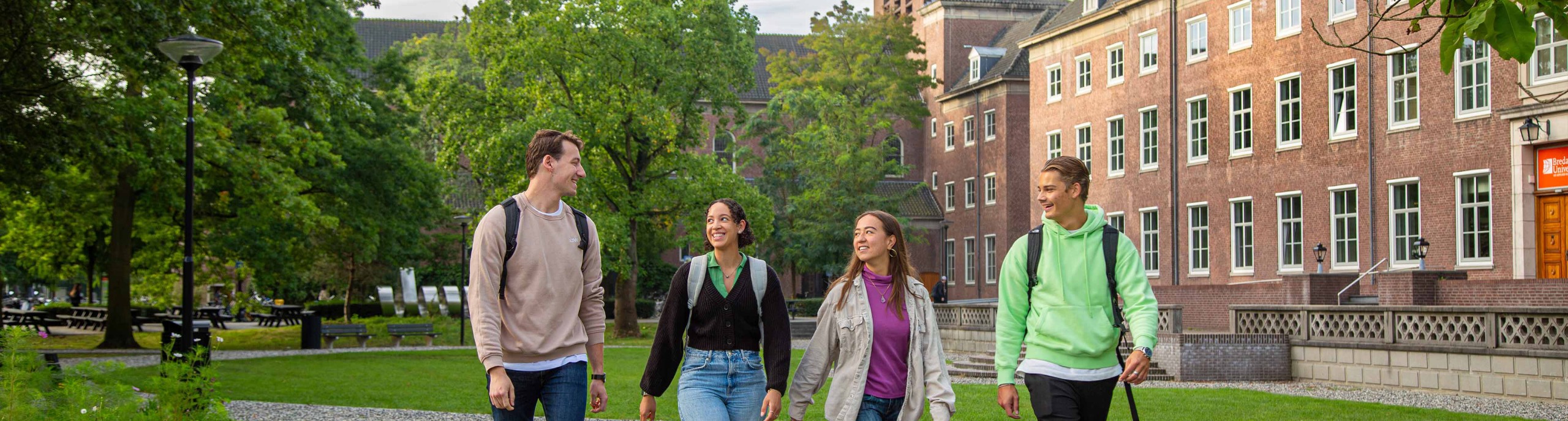 Vier studenten lopen over de BUas campus 