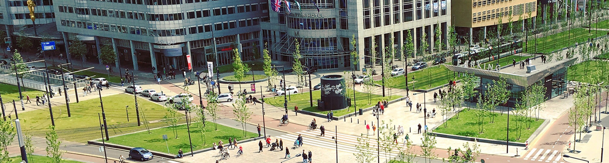 Voetpaden met wandelaars naast wolkenkrabbers
