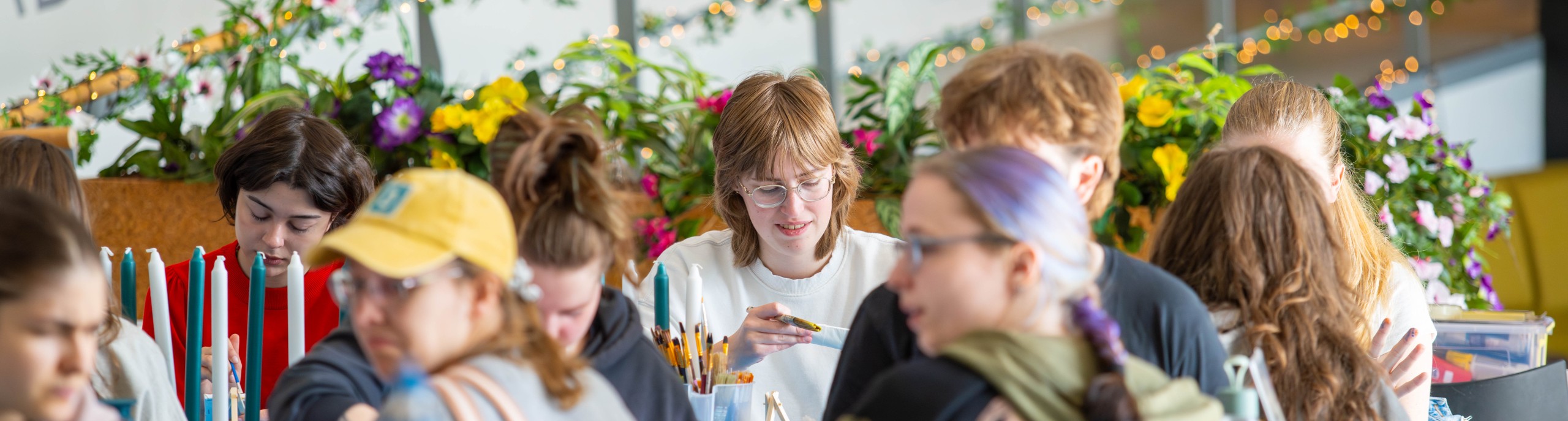 Studenten knutselen met kaarsen