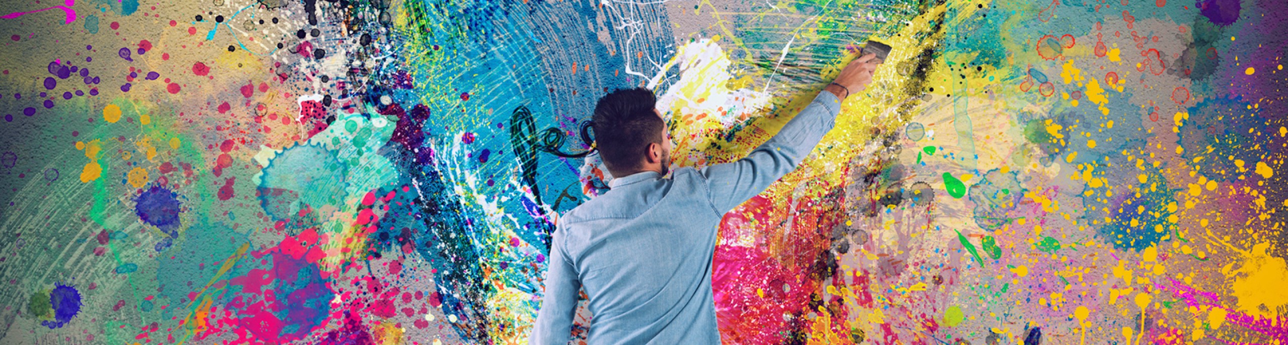 Een kunstenaar maakt een kleurrijk schilderij