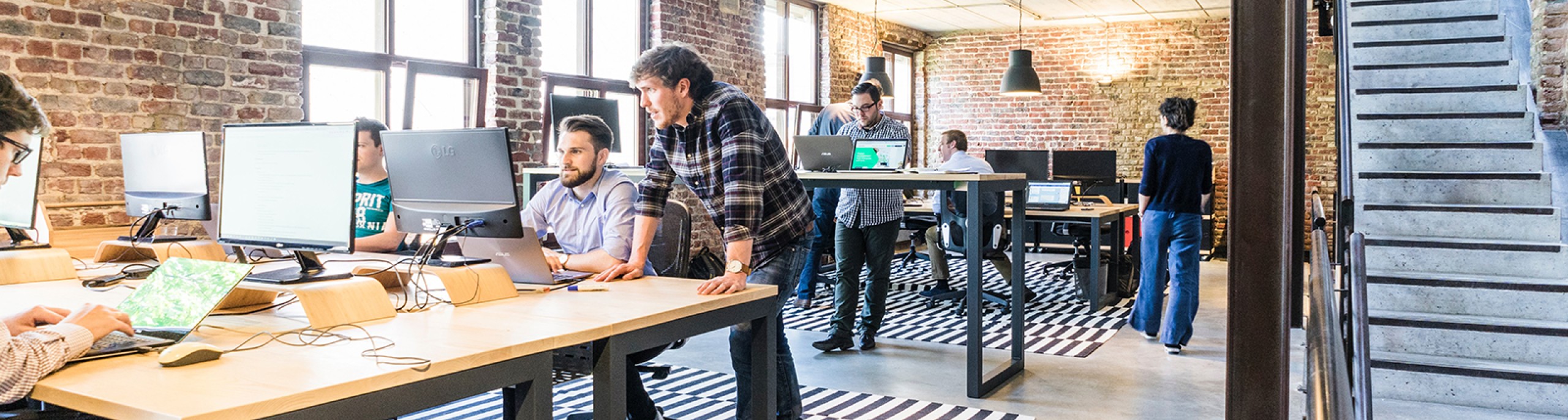 Mensen in een kantoor werken op computers