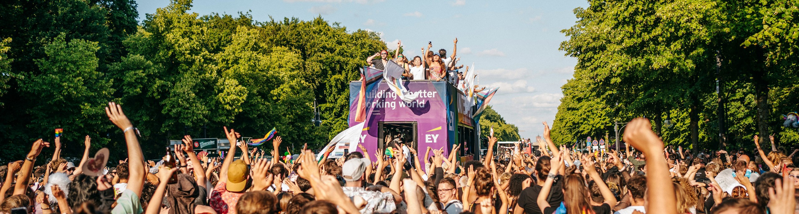 Feestende mensen op een wagen tijdens Pride