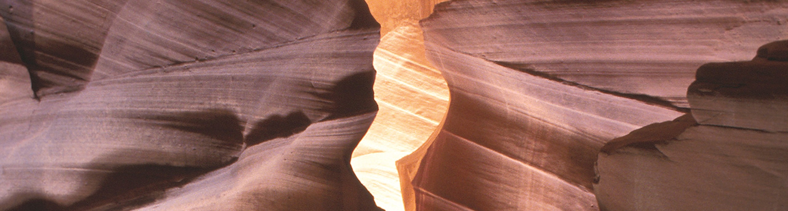 AI afbeelding van een pad tussen twee bergen
