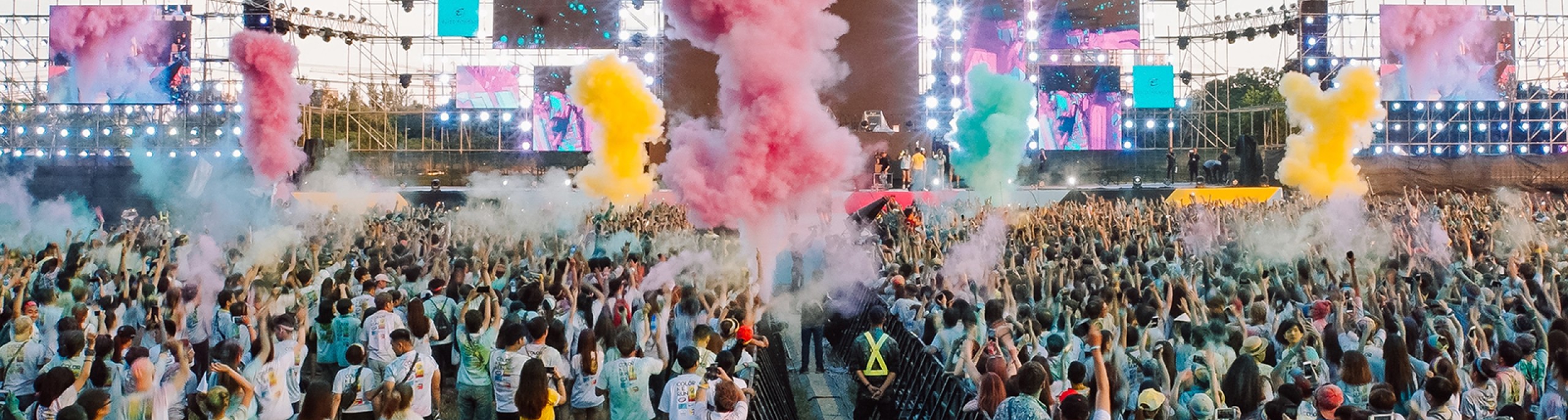 Dansende mensen tijdens een concert