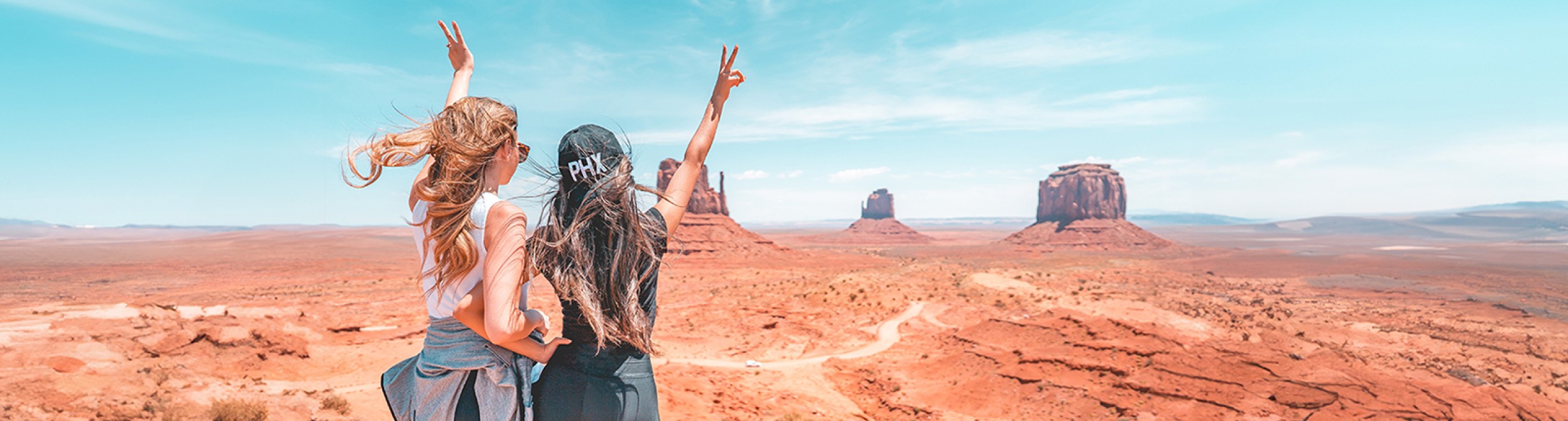 Twee vrouwen op vakantie in de woestijn