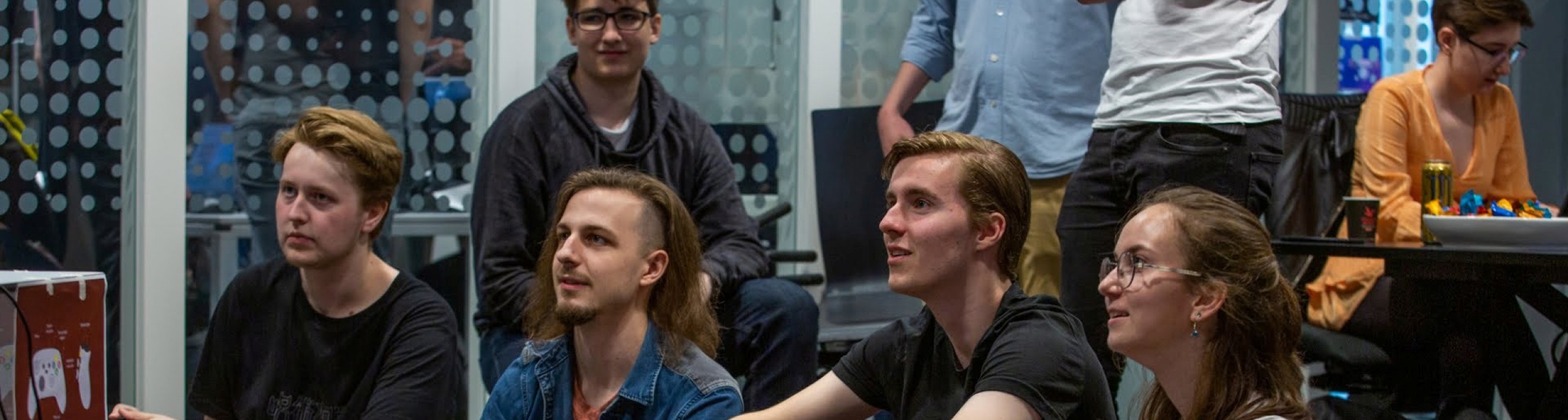 Studenten spelen een videogame