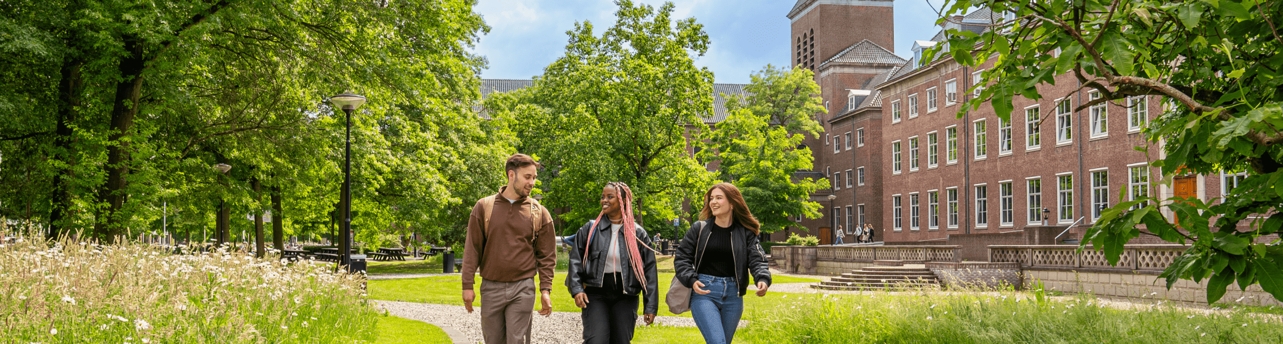 Studenten lopen over de BUas campus