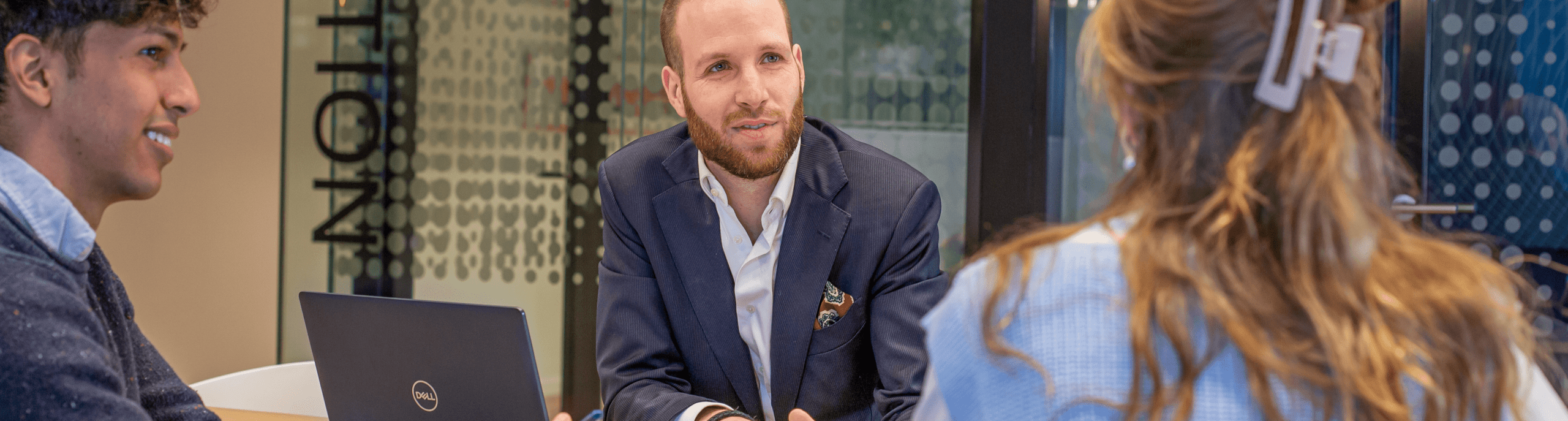 Twee mannen en een vrouw hebben een vergadering