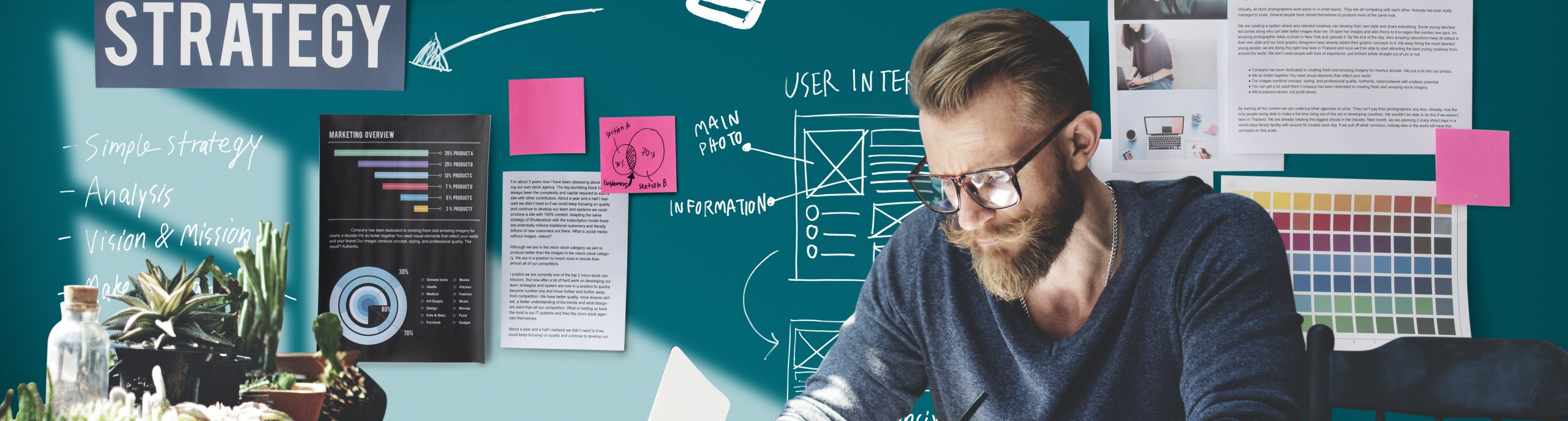 Iemand aan het werk op een laptop