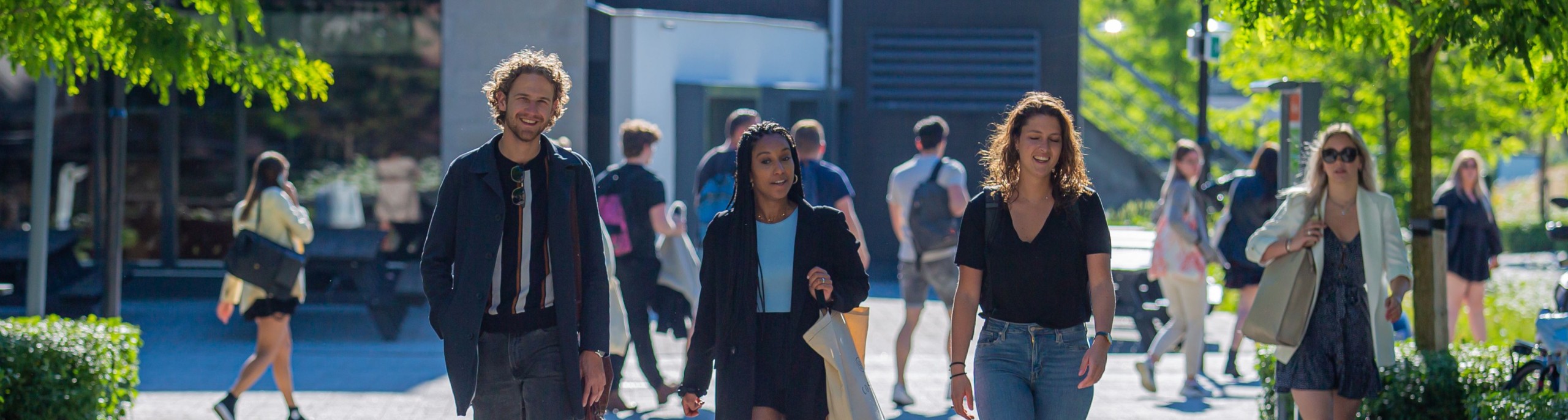 Studenten lopen over de BUas campus