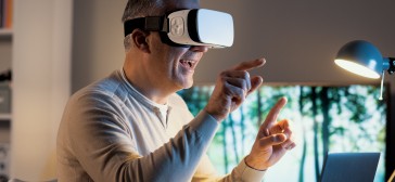 Een man draagt een VR-bril