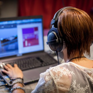 Opleidingen - Bachelor Media - meisjes achter laptop met koptelefoon