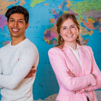 Twee studenten voor een wereldkaart