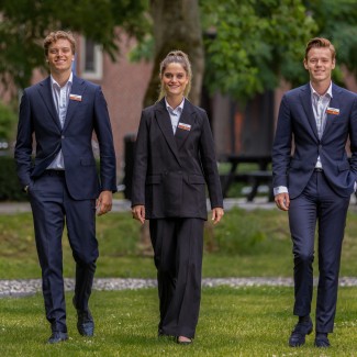 Studenten in pak lopen over de BUas campus
