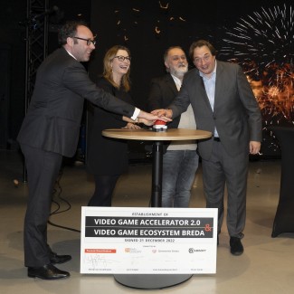 Jorrit Snijder en drie anderen drukken op een rode knop