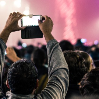 Mensen maken opnames op hun mobiele telefoon tijdens concert
