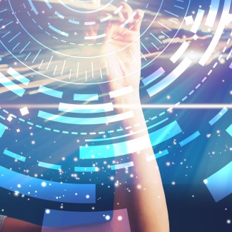 Een vrouw kijkt vol verwondering door een VR-bril