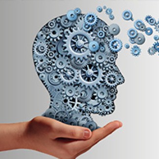 Een hand houdt een gezicht van tandwielen vast