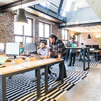 Mannen werken op computers in een kantoor 