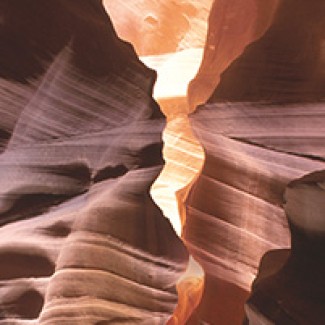 Golvende rotswand in een grot