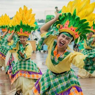 Inheemse vrouwen dansen in traditionele kleding