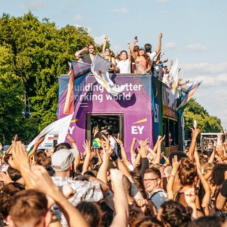 Mensen feesten op een wagen tijdens Pride