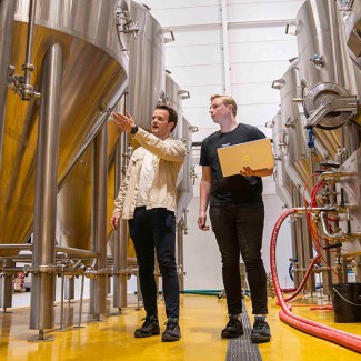 Twee mannen lopen door een brouwerij