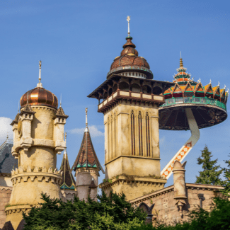 Een kasteel en de pagode in de Efteling