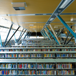 Rijen met boekenkasten in de bibliotheek in Breda