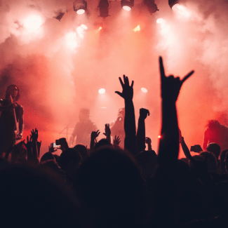 Dansende mensen tijdens een concert