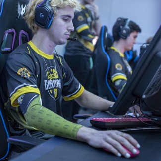 Studenten van de Breda Guardians spelen videogames