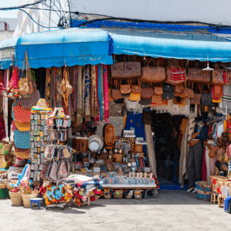 Een kraampje met souvenirs voor toeristen 