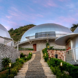 Een trap leidt naar drie vakantiewoningen van Moc Chau Island