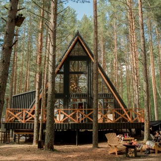 Een houten vakantievilla in een bos