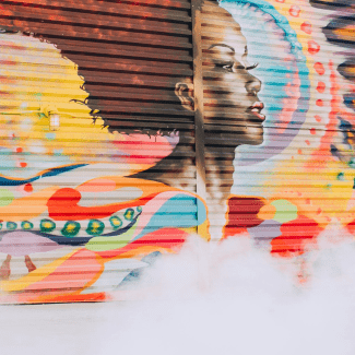 Een groot graffiti-kunstwerk op een metalen muur