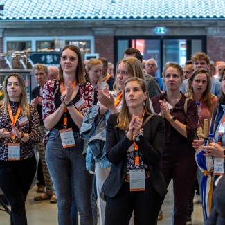 Alumni klappen hun handen