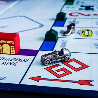Close-up van een monopoly spel waar een hotel op te zien is
