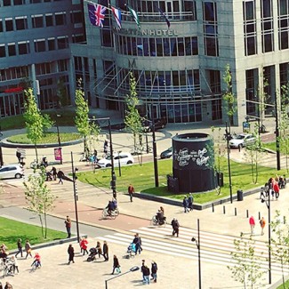 Voetpaden met wandelaars naast wolkenkrabbers