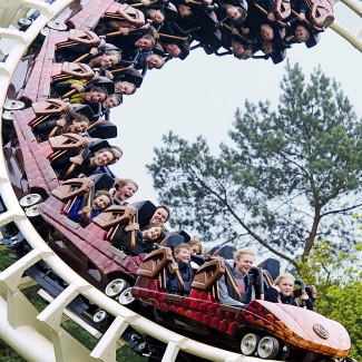 Mensen in een achtbaan. Een attractiepark is typisch waar je ervaring opdet tijdens de hbo-opleiding Leisure & Events Management.