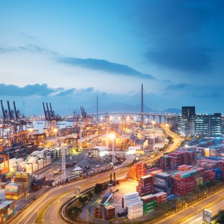 Een grote stad met grote snelwegen