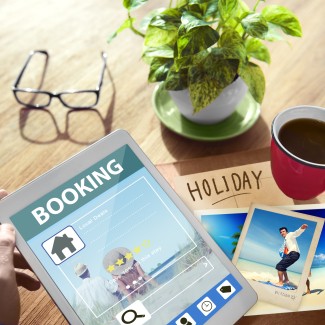 Reisgidsen met een kopje koffie op tafel